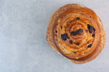 Gri arka planda kuru üzümlü ev yapımı çörek. Yüksek kalite fotoğraf