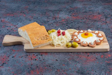 Kızarmış yumurta ve sosisle kahvaltı. Yüksek kalite fotoğraf