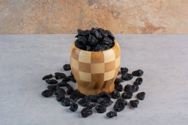 Siyah kuru sultanlar ya da tahta bir fincanda kuru üzümler. Yüksek kalite fotoğraf
