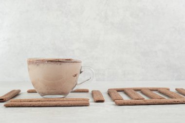 Aroma kahve ve mermer yüzeyde bisküvi. Yüksek kalite fotoğraf