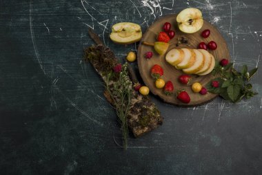 Yuvarlak meyve tabağı, armut, elma ve böğürtlen, mavi arka planda izole, üst manzara. Yüksek kalite fotoğraf