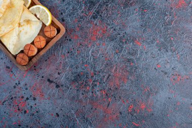 Izgara sosis ve limonlu krep. Yüksek kalite fotoğraf