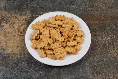 Beyaz tabakta tuzlu krakerler. Yüksek kalite fotoğraf