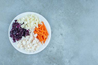 Beyaz tabakta doğranmış sebze salatası. Yüksek kalite fotoğraf