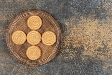 Tahta tabakta lezzetli bisküviler. Yüksek kalite fotoğraf