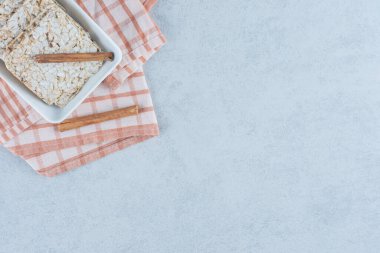 Kabarmış pirinç keki ve tarçınlı çubuklar havlunun üzerinde, mermer zemin üzerinde. Yüksek kalite fotoğraf