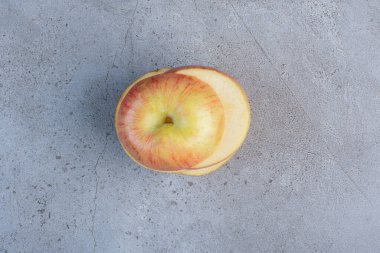 Dilimlenmiş elma parçaları mermer arka planda sergileniyor. Yüksek kalite fotoğraf