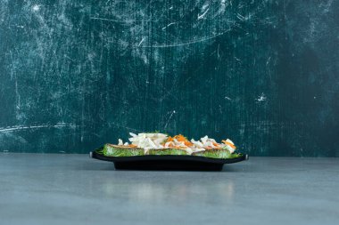 Siyah tabakta ızgara biberli doğranmış lahana ve havuç. Yüksek kalite fotoğraf