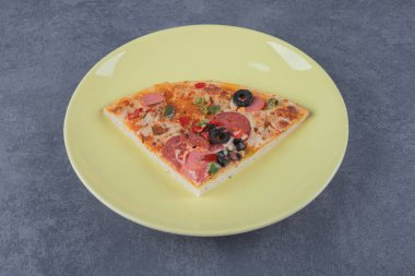 Sarı tabakta taze pepperonili pizza dilimini kapat. Yüksek kalite fotoğraf