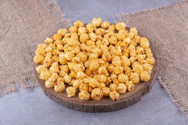 Tahta tahta tahta, patlamış mısır şekeri ve mermer arka planda iki parça kumaş. Yüksek kalite fotoğraf