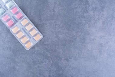 Mermer arka planda farklı sakız aromaları yığını. Yüksek kalite fotoğraf