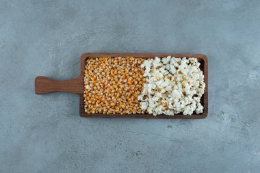 Kahverengi fasulyeler ve patlamış mısırlar ahşap tabakta. Yüksek kalite fotoğraf