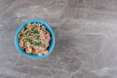 Yeşil sebzeler ve mermer arka planda farfalle makarnası. Yüksek kalite fotoğraf