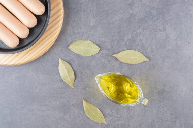 Kaynamış bir tabak yağlı sosis. Yüksek kalite fotoğraf