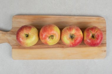 Tahtada kırmızı elmalar var. Yüksek kalite fotoğraf