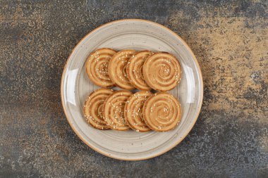 Seramik tabakta susam tohumlu lezzetli bisküviler. Yüksek kalite fotoğraf