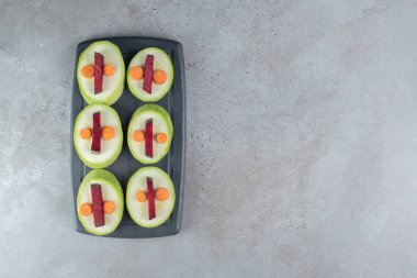 Gri arka planda dilimlenmiş lezzetli sebzeler. Yüksek kalite fotoğraf