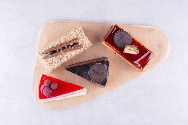 Tahtadaki lezzetli keklerin çeşitleri. Yüksek kalite fotoğraf