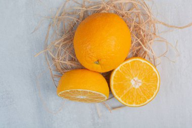 Taş zeminde tam ve yarım kesilmiş portakallar. Yüksek kalite fotoğraf