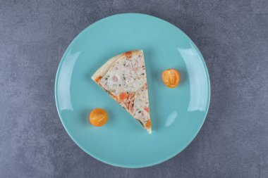 Mavi tabakta domatesli margarita pizza dilimi. Yüksek kalite fotoğraf