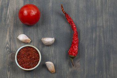 Ahşap bir masada kırmızı pudra biberli taze sebzeler. Yüksek kalite fotoğraf