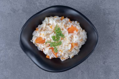 Bir kase havuçlu pirinç, mermer arka planda. Yüksek kalite fotoğraf