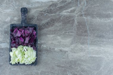 Tahtada doğranmış lahana, mermer arka planda. Yüksek kalite fotoğraf