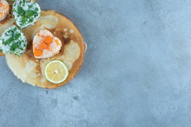Pilaf porsiyonları ve limon dilimleri mermer arka planda iki gözleme. Yüksek kalite fotoğraf
