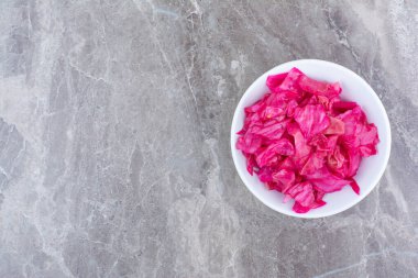 Beyaz kasede kırmızı lahana turşusu. Yüksek kalite fotoğraf