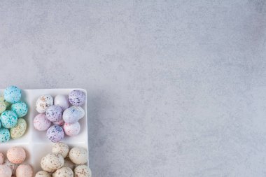 Beton arka planda işçilik yapmak için pastel renkli taşlar. Yüksek kalite fotoğraf