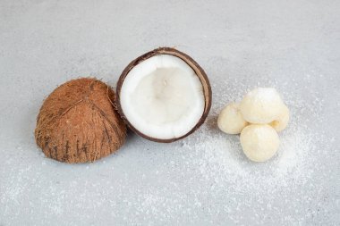 Dilimlenmiş hindistan cevizi ve beyaz arka planda yuvarlak tatlı kurabiyeler. Yüksek kalite fotoğraf