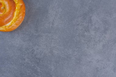 Tatlı çöreğim mermer zeminde dikiliyor. Yüksek kalite fotoğraf