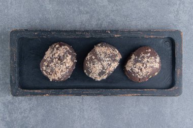 Yuvarlak çikolatalı kurabiyelerle dolu siyah bir tahta. Yüksek kalite fotoğraf