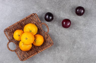 Hasır bir sepette taze meyveler. Yüksek kalite fotoğraf