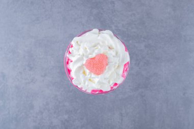 Gri arka planda taze yapılmış pembe sütlü süt. Yüksek kalite fotoğraf