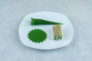 Ekşi vişneli erikli aperatif ve mermer zemin üzerinde lokum. Yüksek kalite fotoğraf