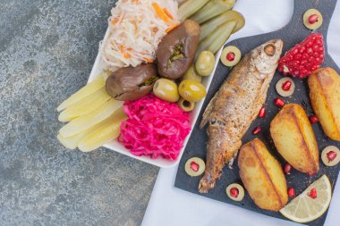 Lezzetli balık, tuzlu sebze ve kızarmış patates. Yüksek kalite fotoğraf