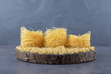 Tahta üzerinde iki çeşit çiğ makarna. Yüksek kalite fotoğraf