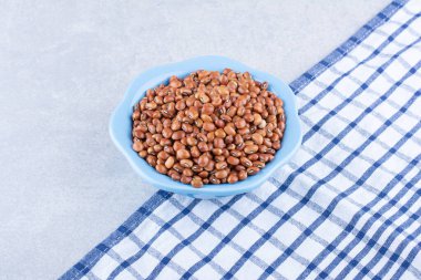 Büyük kâse mermer zemin üzerinde kuru kırmızı fasulyelerle dolu. Yüksek kalite fotoğraf