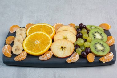 Meyve tabağı, narenciye, üzüm, muz ve kivi dilimleri. Yüksek kalite fotoğraf