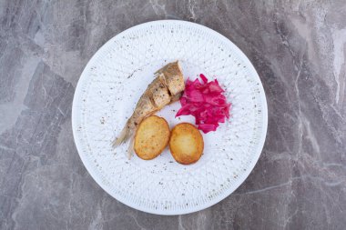 Ringa dürümleri, patates ve beyaz tabakta kırmızı lahana. Yüksek kalite fotoğraf