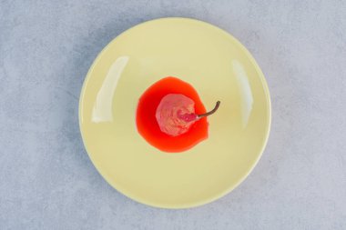 Sarı tabakta tatlı soslu kırmızı armut. Yüksek kalite fotoğraf