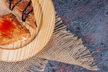 Tahtadaki taze keklerden bir parça. Yüksek kalite fotoğraf