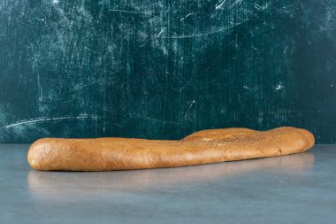 Mermer zemin üzerinde lezzetli bir somun ekmek. Yüksek kalite fotoğraf