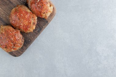 Kızarmış tavuk etli ahşap bir tahta. Yüksek kalite fotoğraf