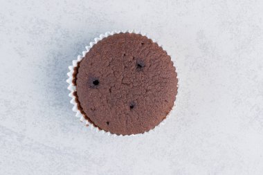 Mermer arka planda küçük çikolatalı kek. Yüksek kalite fotoğraf