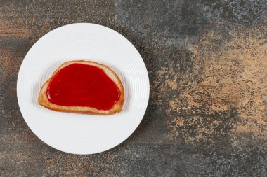 Kızarmış ekmek ve beyaz tabakta çilek reçeli. Yüksek kalite fotoğraf