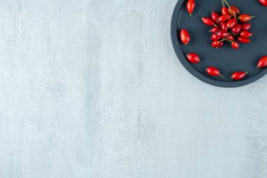 Kara tahtada yeni toplanmış gül kalçası. Yüksek kalite fotoğraf