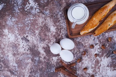 Tahta bir tabakta bagetler ve malzemeler. Yüksek kalite fotoğraf