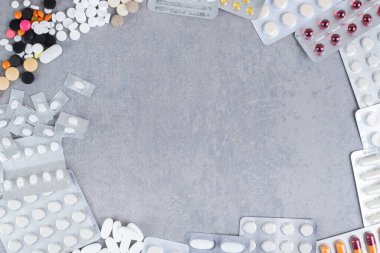 Gri arka planda beyaz haplı kabarcıklar var. Yüksek kalite fotoğraf